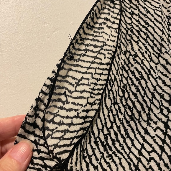 PINEAPPLES -Designed in Hawaii Tunic blouse in black & cream - Picture 4 of 7